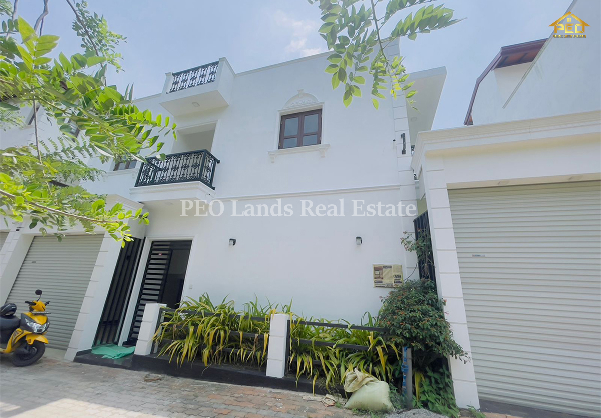 (DH18) Newly Super Luxury 3 story house for sale in Piliyandala