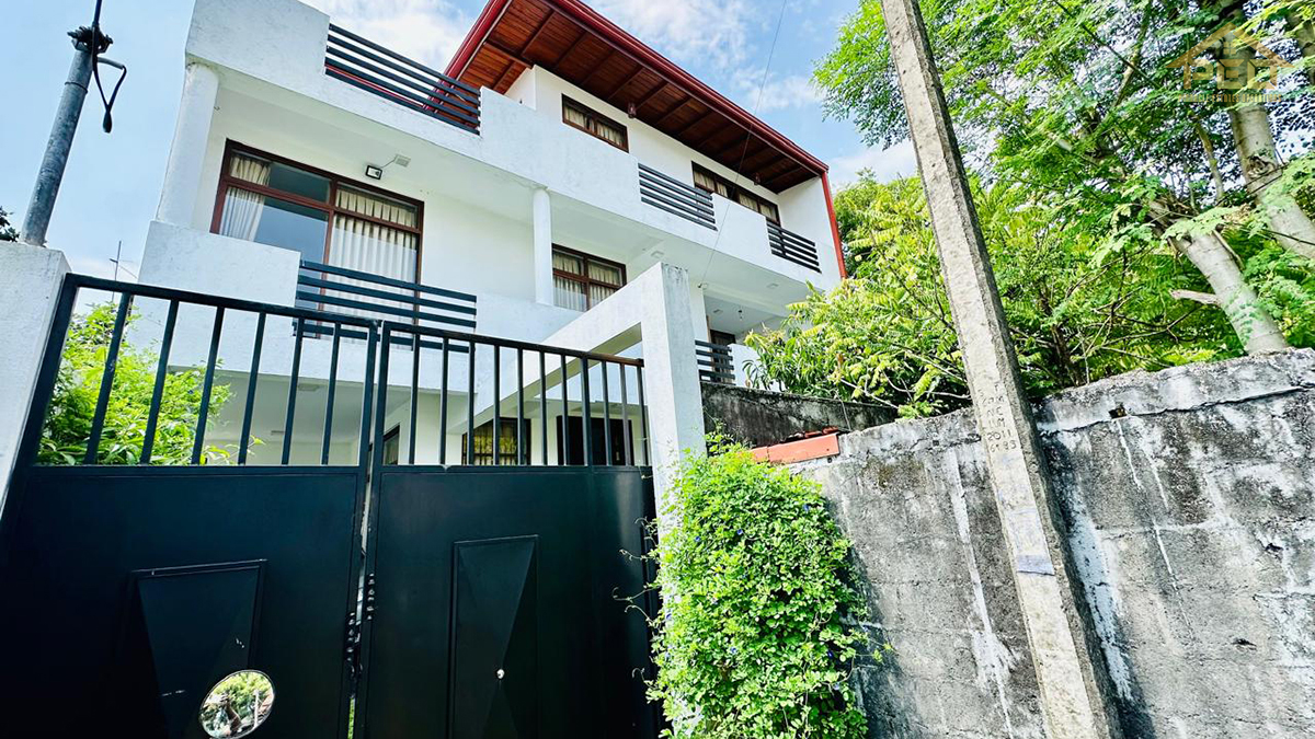 (S186) 3 STOREY HOUSE FOR SALE IN RAJAGIRIYA KALAPALUWAWA Rd