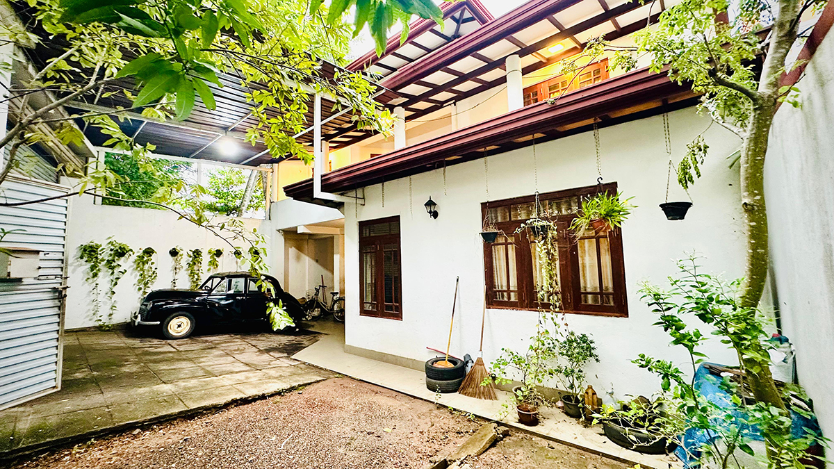 (S612) Two story house for sale in Temples road face, Mount lavinia