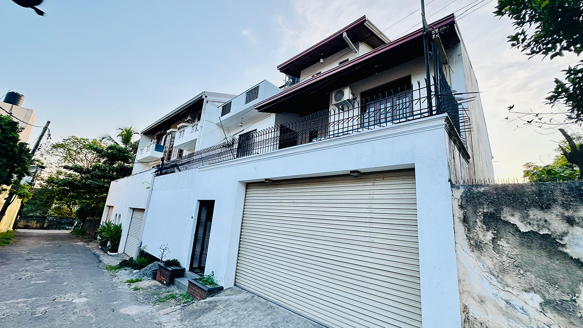 (S807) Three Storey House For Rent in Colombo 6